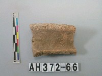 藏品(灰褐色粗砂陶口緣)的圖片